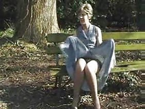 儿子乱搞他的母亲，看看谁是老板，在家里没有父亲的情况下，这个男孩想要抓住房子的缰绳，成为阿尔法男性。他已经修好了插头和所有东西，但对于房子的女人来说，他感兴趣的是他起床并在家里乱搞她。