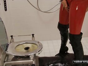 越来越迷恋身体,这种成熟的已婚漂亮山雀决定邀请他趁着丈夫的家庭健身房compis之一是出城出差。他的意图很明确,引诱他的朋友,享受他肌肉发达的身体(和他的阴茎)。