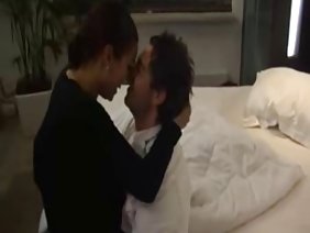当你是老板时，你可以享受正常员工无法承担的一些自由，比如聘请你想要的秘书。这位老板很清楚，聘请了一个大炮的秘书，这是非常狐狸。在他工作的第一天，他已经把他的屁股放在桌子上，他妈的，没有什么比做老板了。