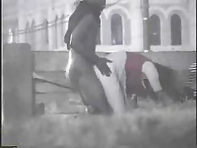他的工作日非常无聊,一直用扫帚和拖把清洁建筑物。这就是为什么当一个年轻的送货员扔掉手杖时,阿姨不怀疑它并且她乱搞他。不要以为他们寻找一个隐藏的地方,就在那里,他们开始他们开始他妈的楼梯中间。尘土飞扬之后,男孩继续他的路线,女人继续工作,好像什么都没有。