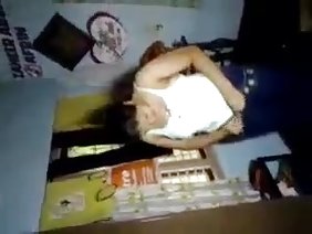 黑白混血儿妓女尝试肛交，喜欢非常贱人。必须指出，这是客户在满足妇女的专家和第一进攻，并注意如何屁股硬pollazos敞开之前扩张小指后门。