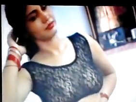 嫂子把她的乳房放在她的脸上，这是一个婊子，一些女人得到他妈的，这个成熟的阿姨并不在乎这个家伙是她姐姐的丈夫。他独自一人在休息室和狐狸开始，这个家伙不是用石头做的，所以他会忘记他的妻子并给他的嫂子带来快乐，这正是他所寻找的......