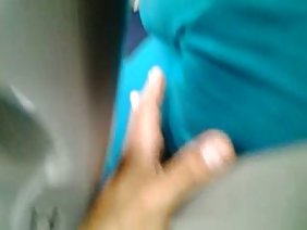 那个孩子在他同事的房子里蜇了一下，但他不在那里，母亲邀请他到屋里等他。这位成熟的女人知道她的儿子几个小时都不会回来，他想要一只公鸡，他知道这个年轻人不会抗拒他。这个婊子诱惑了她儿子的朋友，结果把他扔在沙发上。