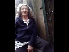 他没有钱支付出租车的费用,这就是为什么他乱搞出租车司机,这是一个成熟如此优秀,没有任何问题可以随时随地逃脱他的成熟。她激动了出租车司机和她一起去后面打了一个好妈妈,因此免费离开了旅程。