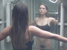 男孩的车已经损坏,Payton Leigh提议带他回家。看起来这位金发女郎正在做一件好事,但她没有带孩子去她家,而是把它带到自己的家里。成熟女人真正想要的是男孩操她,如果她达到她的目的就去。这个男孩起初很惊讶,但当他看到这个女人的意图时,他很乐意过她的阴部和暨她的乳房。
