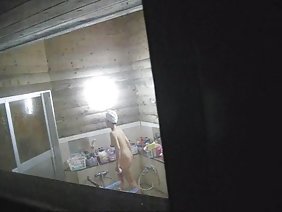洗衣机已损坏,他已致电技术服务。根本没有两个年轻人出现在家里修理它。成熟的人是一个寡妇,因为她没有丈夫操她,所以它超越了桌子的高峰。因此,借口他没有钱,他提供技术人员性交换以换取维修。男孩们不怀疑它,在有机会用一对漂亮的山雀操一个成熟的枪之前,把账单放在一边,并给他妈的好