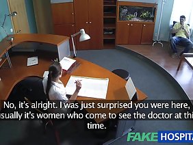 拿起一个巨大的金发女郎和车乱搞她，漂亮成熟的搭便车去看她母亲的家，因为她病了，但当这位同事看到她无法抗拒停止。这个婊子感谢她在汽车里用一个很好的口交，然后在室外用粉末。