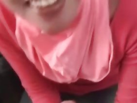 Sylvia Chrystall有两个她永远不会离开的恶习，一个是烟草，另一个是吸吮公鸡，好处是女人知道如何同时做两件事。这个婊子能够在抽烟的同时在浴缸里打开口交。