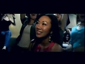 老板留下来加班，并同意清洁女工。那个女人非常善良，那个男人用那条小裙子暖和地看着她。最后他扔了铲球，高尔夫球场同意了，他毫不犹豫，没有什么可以打开桌子上的公鸡腿。