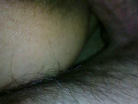 那个女人要求她的丈夫吃他的屁股，这对这匹种马来说真是一种喜悦吗？这个女人正在试穿她的内衣，正在照镜子，但她的丈夫到了，她想要做爱，他妈的想要她吃她的屁股然后和她的丈夫非常努力。