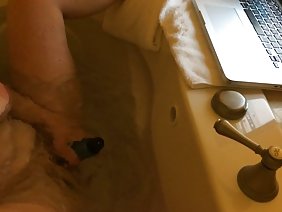 为了节约用水，这些成熟女性总是一起洗澡。他们住在一起，清晰的，最好是减少用水量少付，但在我看来，这个淋浴消费大增，因为它的一起失控，并得到良好的角质他妈的淋浴。